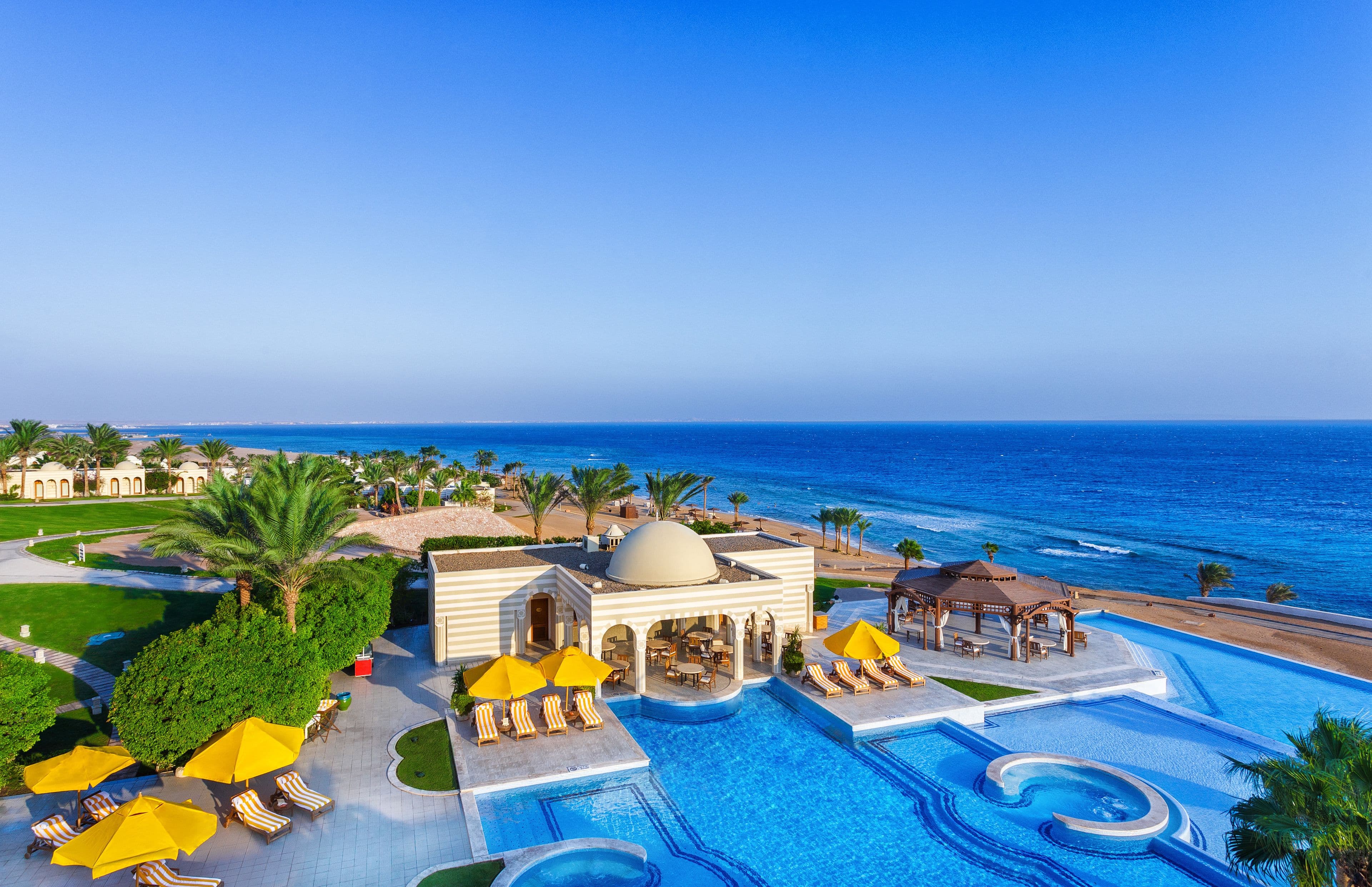The Oberoi Sahl Hasheesh set fra havsiden med den ornamenterede mughal-arkitektur