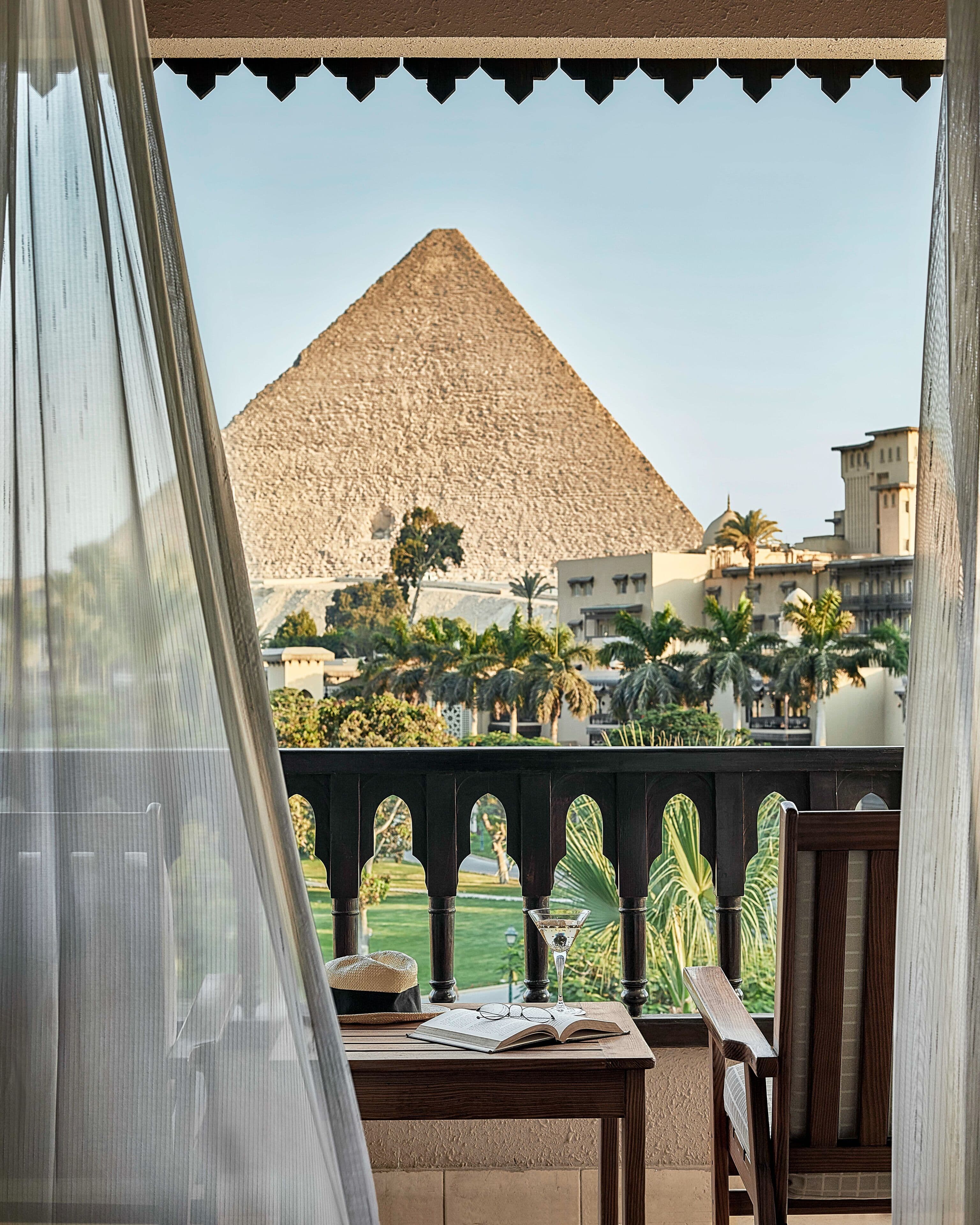 Pool med pyramideudsigt ved Mena House