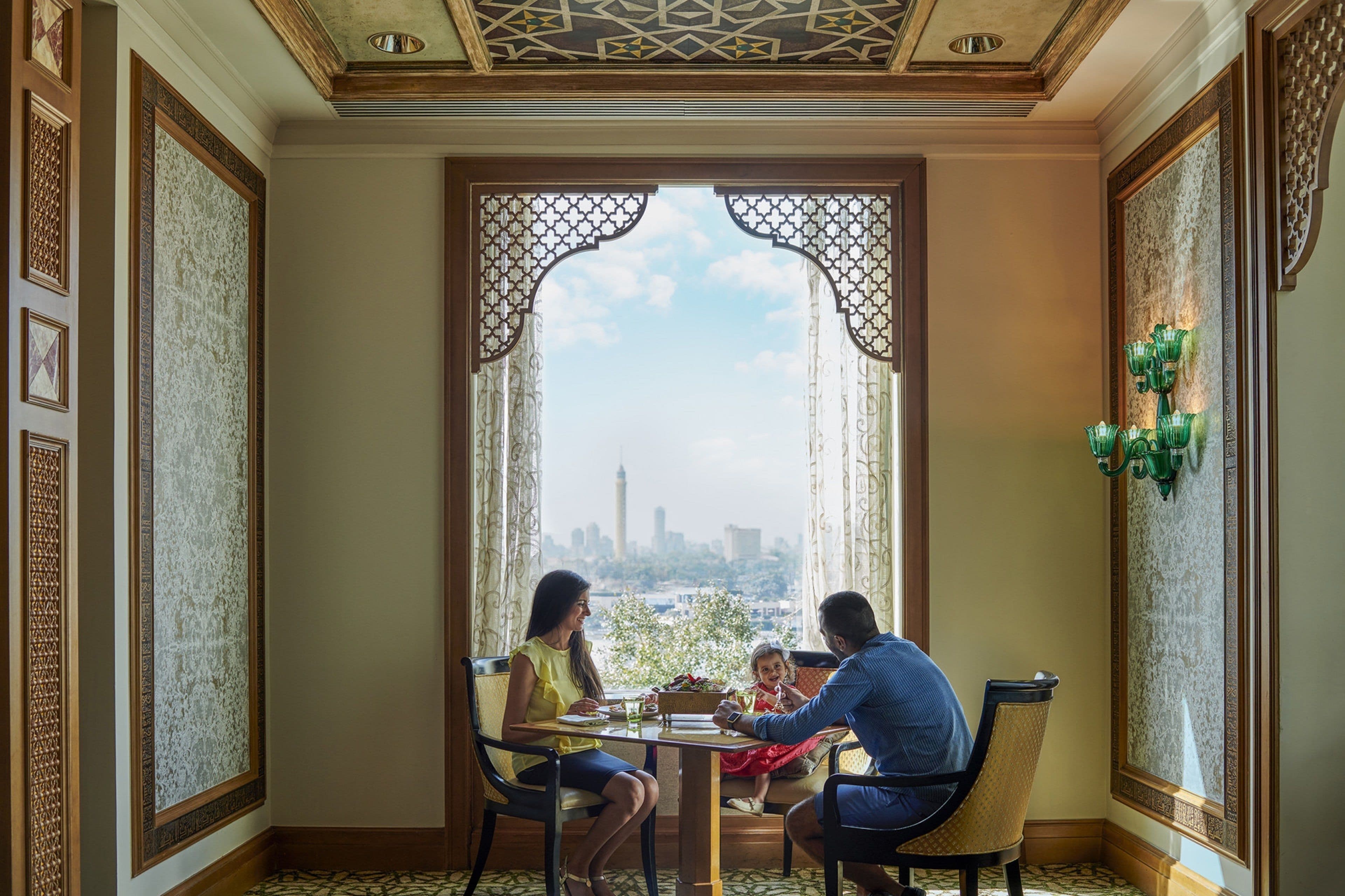 Lobby med marmorgulv og krystallysekroner