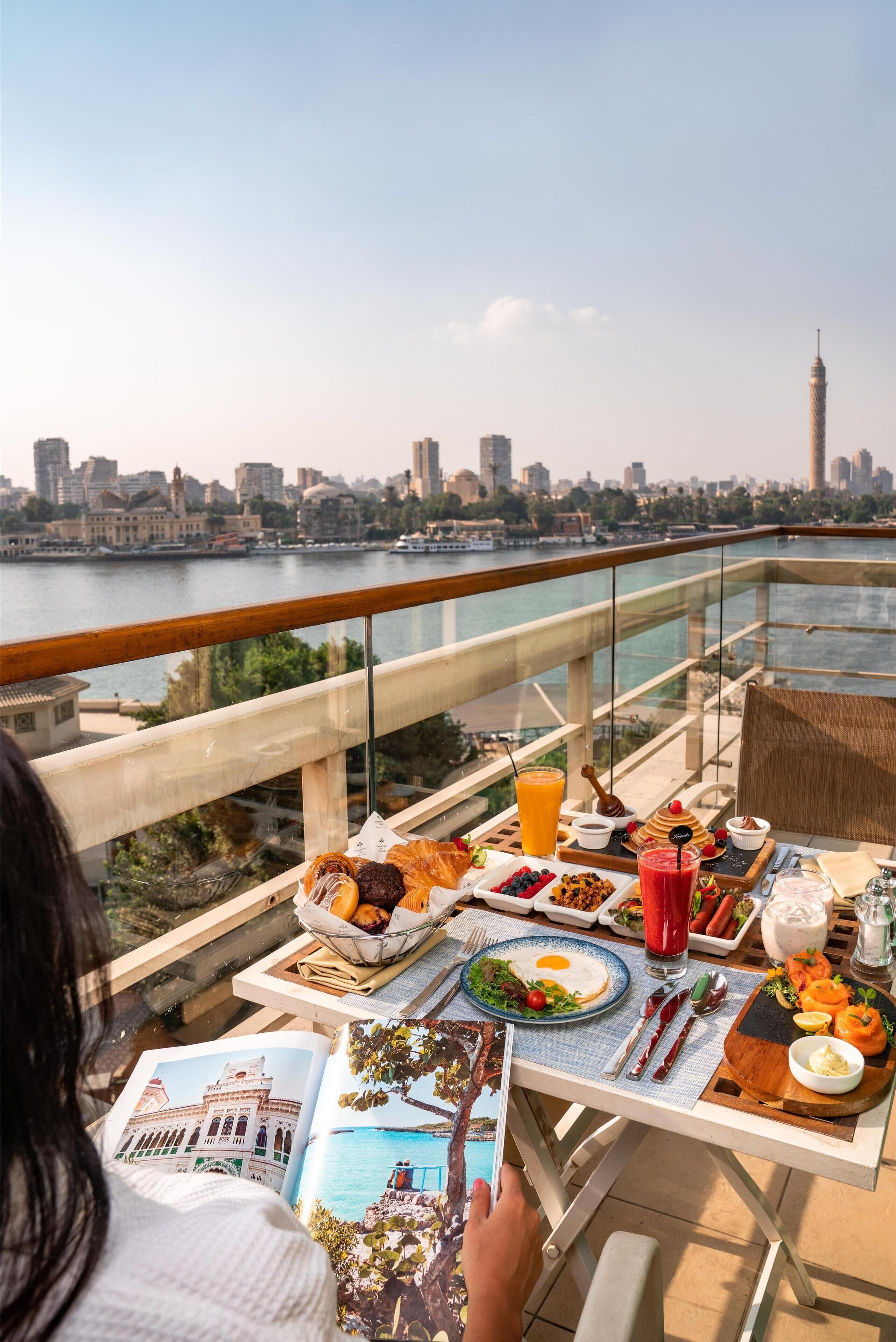 Kempinski Nile Hotel med udsigt over Nilen og Cairo